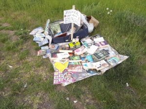 An den Elbwiesen hat ein*e Unbekannt*e ein Bücherlager auf Spendenbasis eingerichtet. Foto: Mohammad Ghith Al Haj Hossin