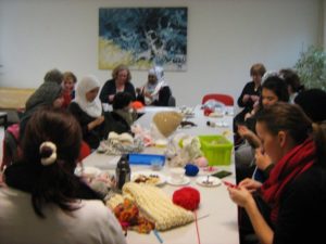 Die Damen von "Stricken Interkulturell": Gespräche, Freundschaft, Konzentration. Foto: Manal Aeroota