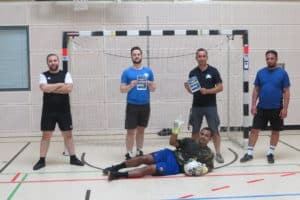 Maik Fabisch (zweiter von rechts) mit einem Teil der NachtSport-Fußballgruppe. Foto: Beate Diederichs