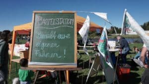 Bunte Fahnen waren auch ohne Leine sehr begehrt. Foto: Elisabeth Renneberg