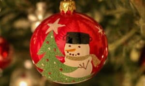 mit Schneemann und Tannenbaum bemalte Weihnachtsbaumkugel