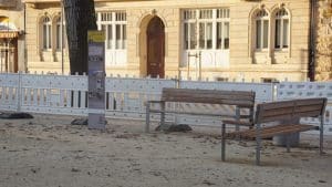 Sitzbänke und Stele zur Geschichte der Johannstadt am Bönischplatz. Foto: Philine Schlick