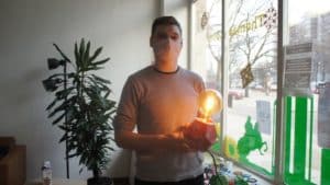 Thomas Peterberns stellt Lampen aus recyceltem Plastik her. Foto: Philine Schlick