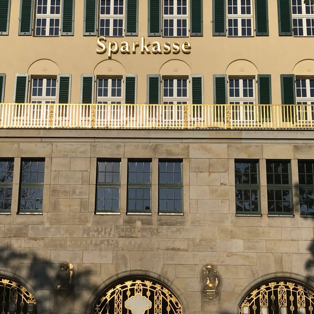 Die Fassade, die leuchtet, verdankt ihr Dasein der Initiative eines Einzelnen Foto: Anja Hilgert