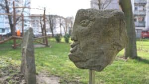 Dieses Steinwesen wacht wohlwollend über den Spielplatz. Foto: Elisabeth Renneberg