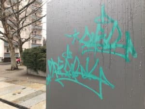 Ein Winterbild, das Gebäude, Baum, Graffiti enthält.