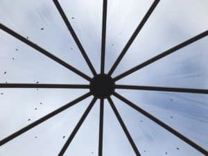 Ein Bild, das Himmel, Symmetrie, Dachstuhl, Kunst enthält.