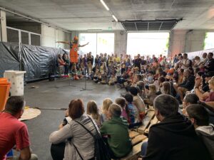 Mann in einer Hall umringt von Zuschauern