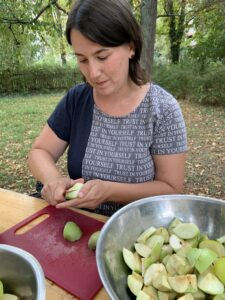 Frau schneidet Äpfel