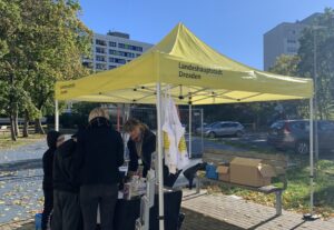 Gelber Stand in einem Innenhof