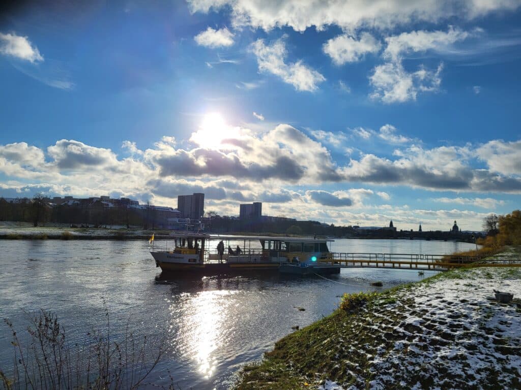 Ein Bild, das draußen, Wasser, Boot, Himmel, Wolke enthält.
