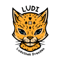 Gezeichnetes Logo der Ludothek Dresden. Es zeigt den Kopf einer Großkatze in gelben Farbtönen mit schwarzen Streifen. Auf der Stirn der Katze sind die Spielkartensymbole Herz, Kreuz, Karo und Pik im Uhrzeigersinn dargestellt. Mittig zwischen den Kartensymbolen ist eine Spielkarte abgebildet. Oberhalb des Katzenkopfes steht das Wort LUDI und unterhalb des Kopfes steht Ludothek Dresden.