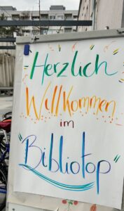 Willkommensschild zur Einweihungsfeier Bibliotop