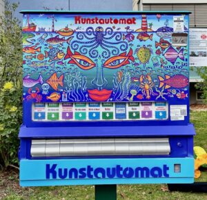 alter, mechanischer Zigarettenautomat im neuenkünstlerisch bemalten Aussehenals Kunstautomat