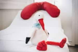 Storch-Plünschtier auf einem Krankenhausbett