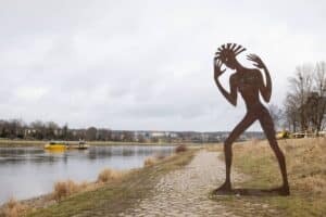 Skulptur aus Metall "Undine am Wasser", Elbufer nähe Fährstelle Johannstadt