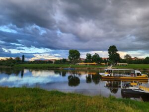 Blick auf Johannstadt und Elbefähre "Johanna"