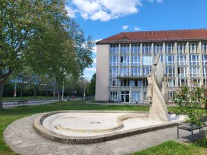 Brunnen "Flugwille des Menschen" ohne Wasser