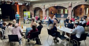 Jugendpfarrer Funke hält die Eröffnungsrede vor ca. 30 Zuhörern