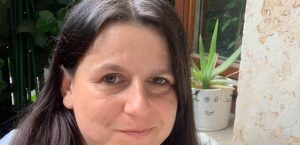 Frau mit dunklen langen Haaren und braunen Augen