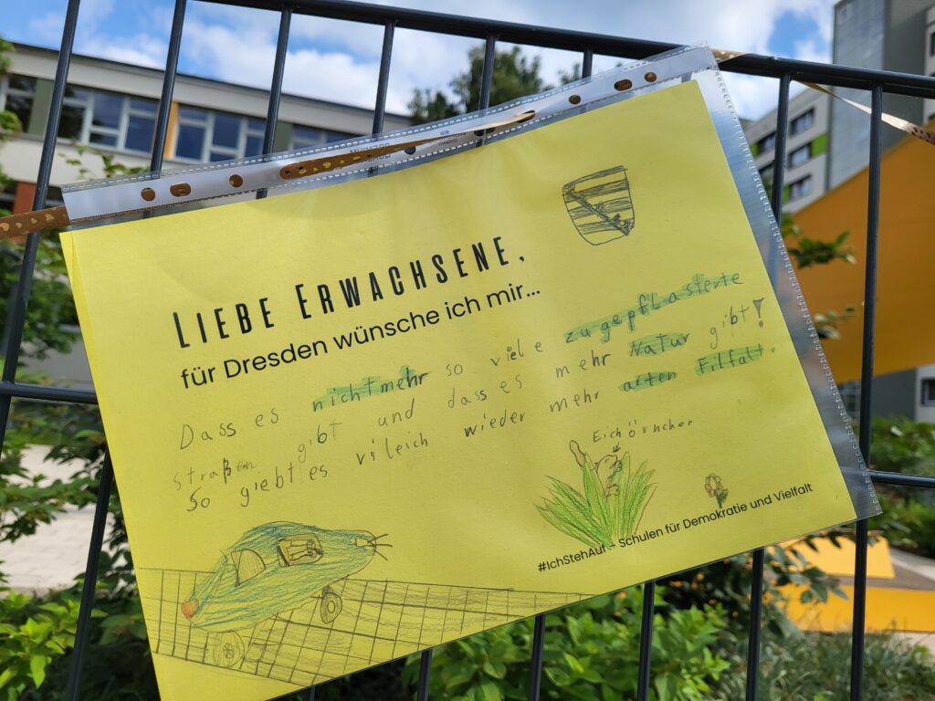 Wünsche an die Erwachsenen, 102. Grundschule: Liebe Erwachsene, für Dresden wünsche ich mir, dass es nicht mehr so viele zugepflasterte Straßen gibt und dass es mehr Natur gibt! So gibt es vielleicht wieder mehr Artenvielfalt.