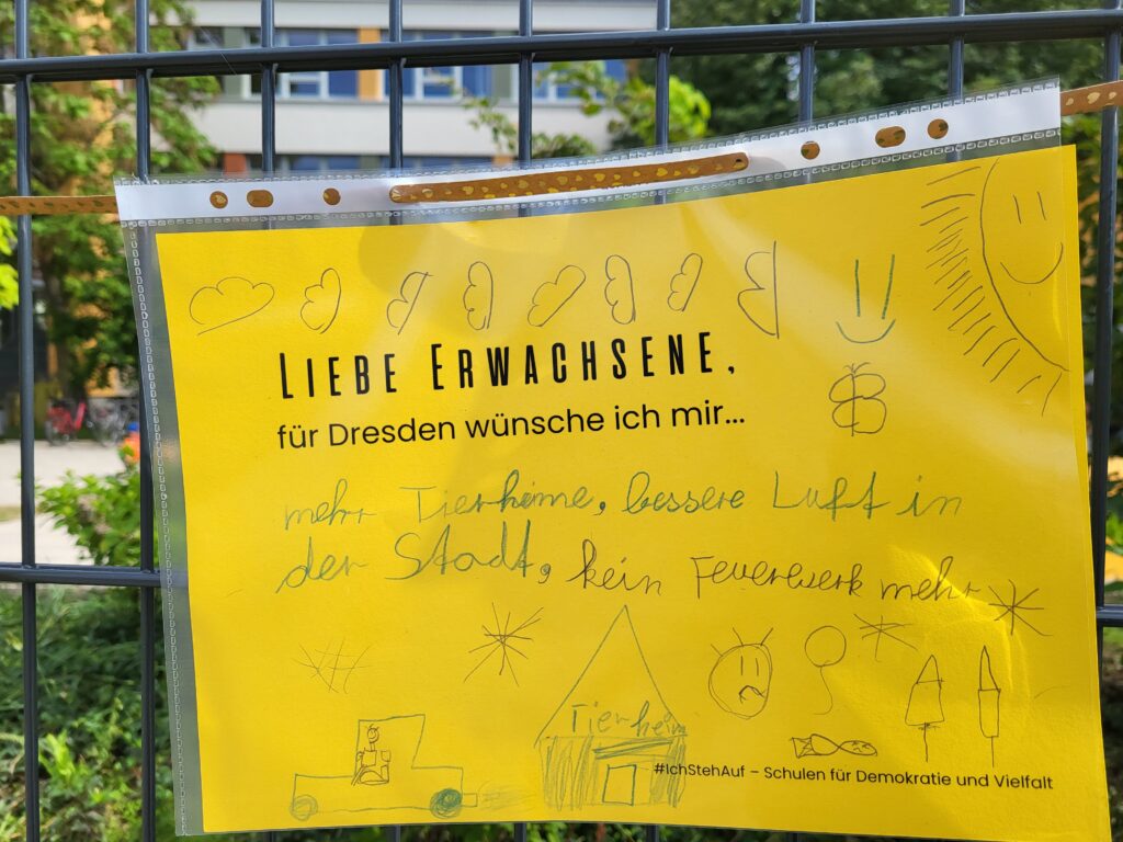 Wünsche an die Erwachsenen, 102. Grundschule: Liebe Erwachsene, für Dresden wünsche ich mir, mehr Tierheime, bessere Luft in der Stadt, kein Feuerwerk mehr.