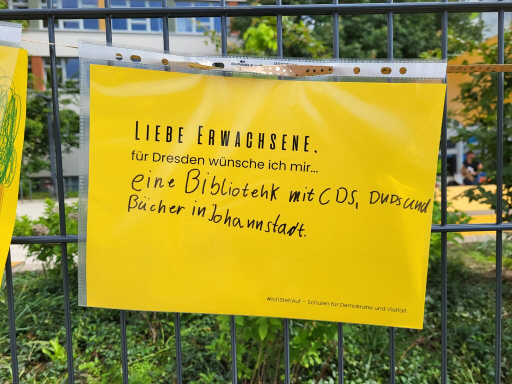 Wünsche an die Erwachsenen, 102. Grundschule: Liebe Erwachsene, für Dresden wünsche ich mir, eine Bibliothek mit CDs, DVDs und Bücher in Johannstadt.