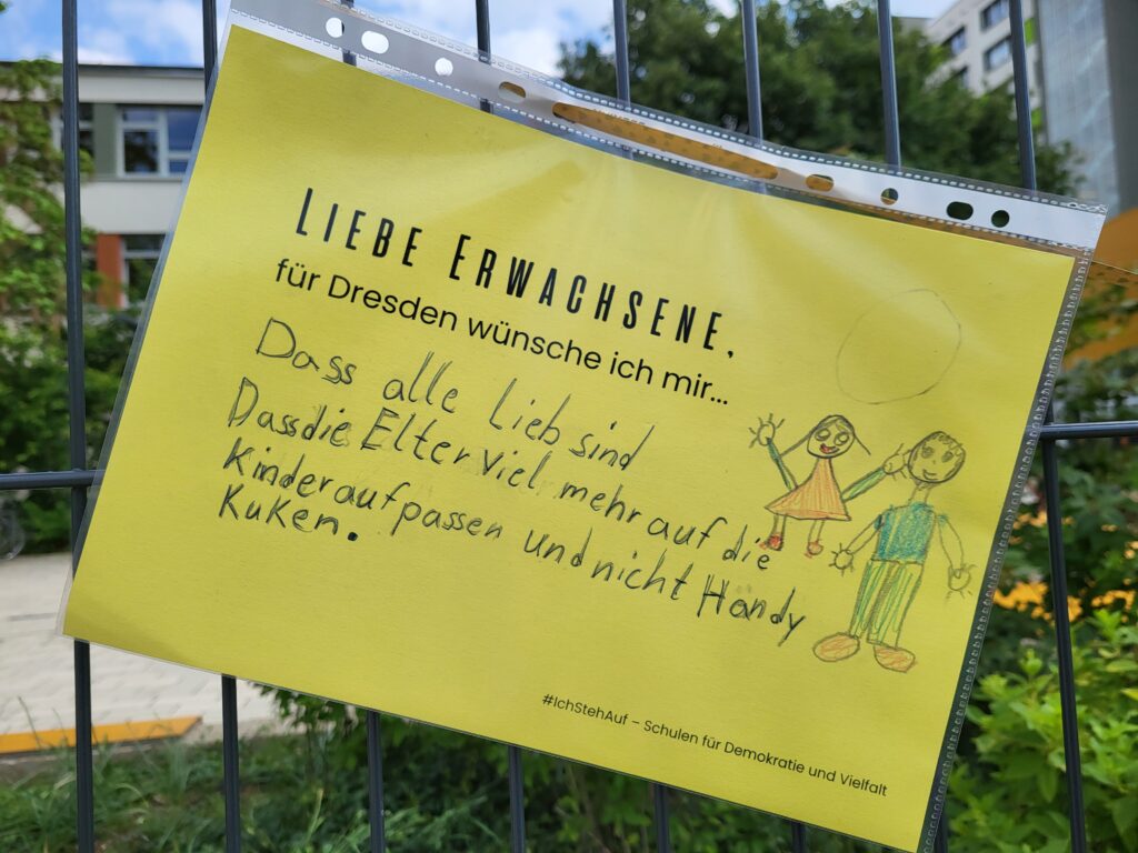 Wünsche an die Erwachsenen, 102. Grundschule: Liebe Erwachsene, für Dresden wünsche ich mir, Dass alle lieb sind. Dass die Eltern viel mehr auf die Kinder aufpassen und nicht Handy gucken.