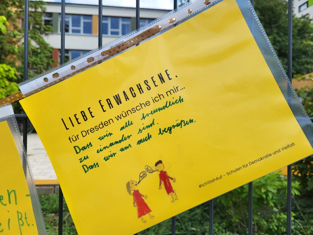 Wünsche an die Erwachsenen, 102. Grundschule: Liebe Erwachsene, für Dresden wünsche ich mir, Dass wir alle freundlich zueinander sind. Dass wir uns auch begrüßen.