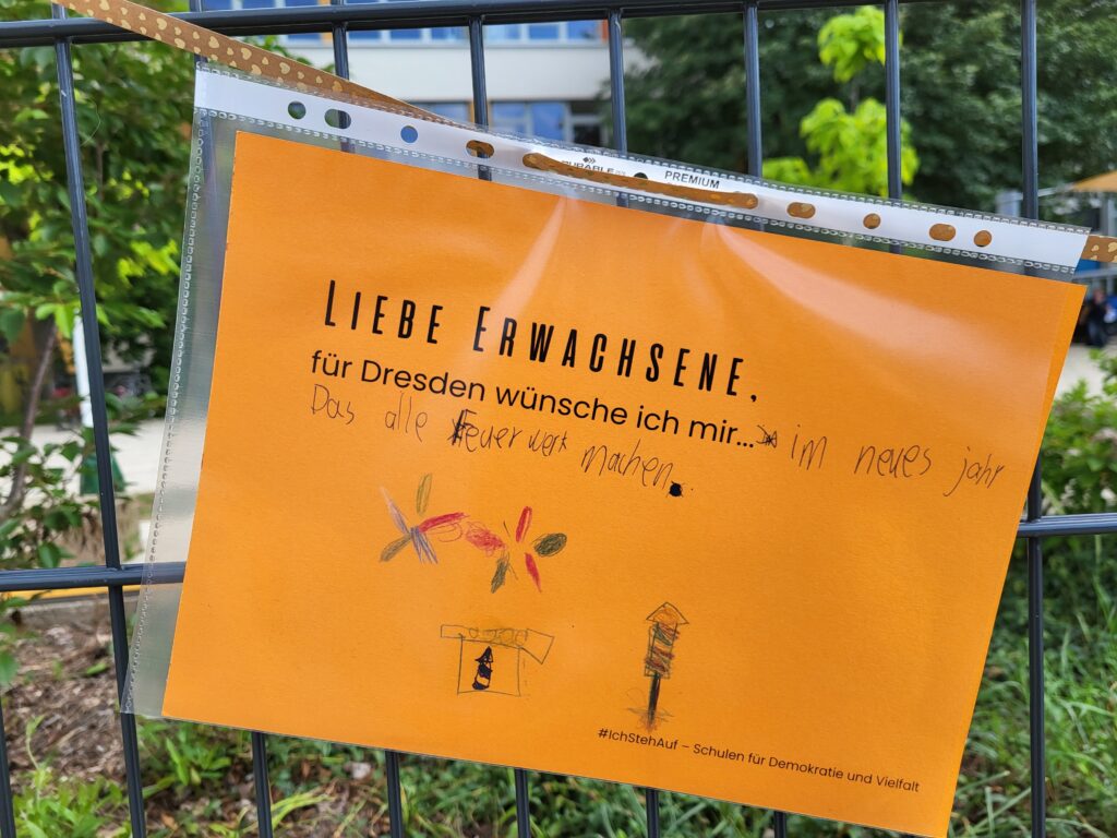 Wünsche an die Erwachsenen, 102. Grundschule: Liebe Erwachsene, für Dresden wünsche ich mir, im neues Jahr, das alle Feuerwerk machen.