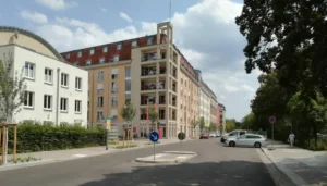 Ein Bild, das draußen, Himmel, Wolke, Gebäude, Straße enthält.