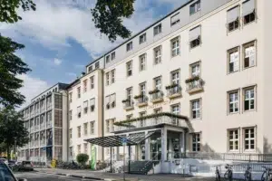 Ein Bild, das draußen, blauer Himmel, Wolke, Fenster, Gebäude , Straße enthält.