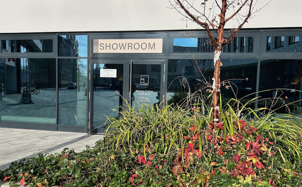herbstliches Hochbeet, dahinter Ladeneingangstür zum Showroom