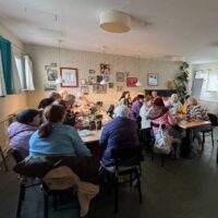 Menschen sitzen im Café