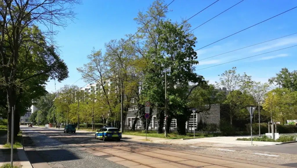 Ein Bild, das draußen, Himmel, Straße, Straßenpflaster, Fahrzeug, Baum enthält.
