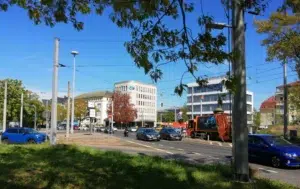 Ein Bild, das draußen, Himmel, Landfahrzeug, Fahrzeug, Straßenbahn, Gebäude enthält.