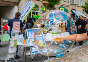 riesige Seifenblase auf einem Fest