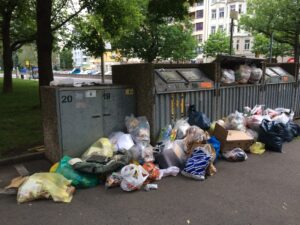 Müllsäcke stapeln sich vor dem Container