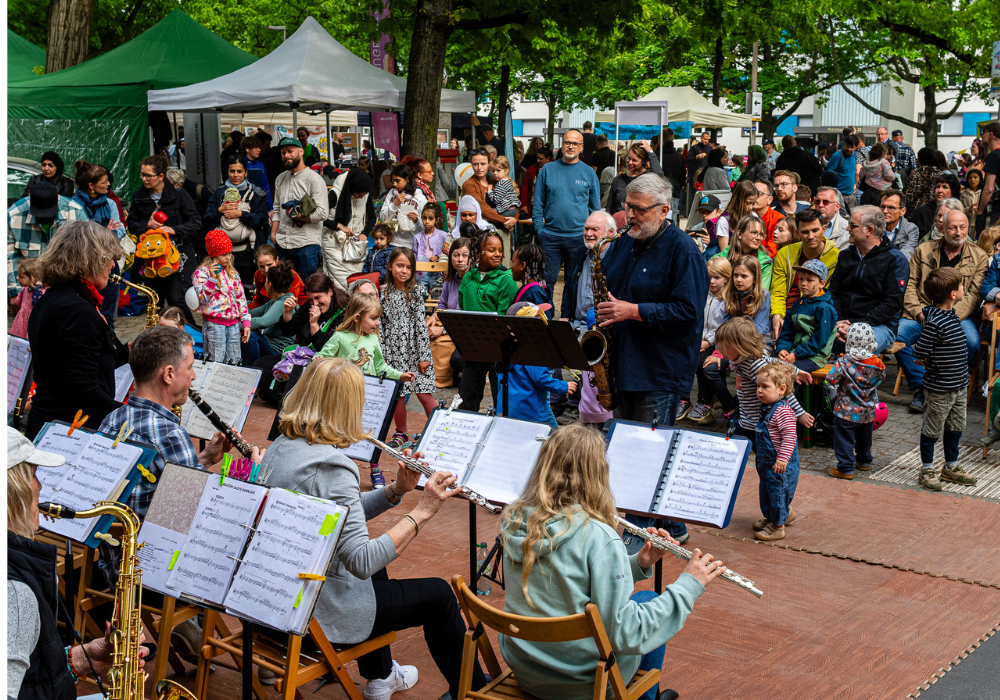 Musiker mit Blasinstrumenten auf einer Freilichtbühne