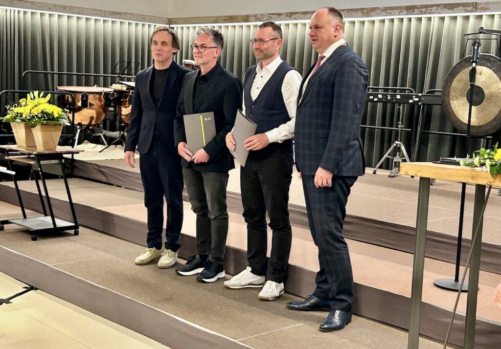 vier Herren auf einer Bühne