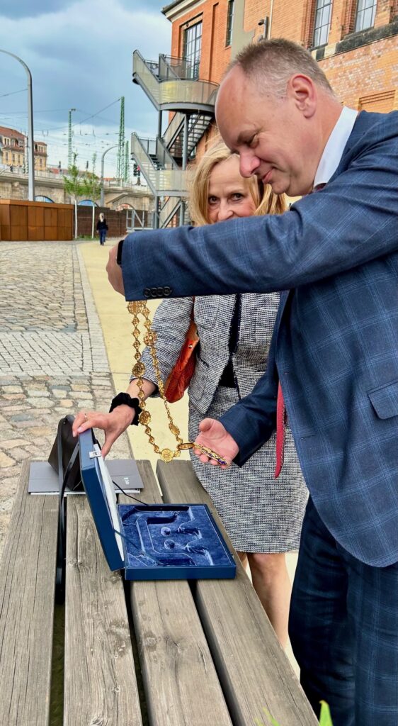 Ein Mann legt die goldenen Amtskette in ein Schatulle