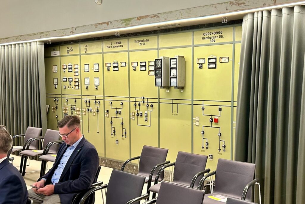 Anzeigeinstrumente und Schalter der historischen Schaltwarte in Dresden Mitte