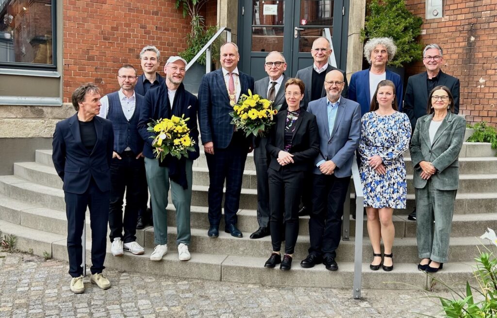 Menschen auf einer Treppe zum Grppenbild aufgestellt.