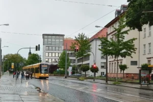 Eine Straßenbahn steht im Haltestellenbereich. Menschen steigen aus und ein.