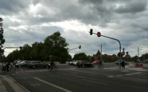 Ein Bild, das draußen, Wolke, Himmel, Straße, Fahrzeuge enthält.