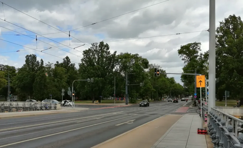 Ein Bild, das draußen, Wolke, Himmel, Baum, Straße, Fußweg enthält.