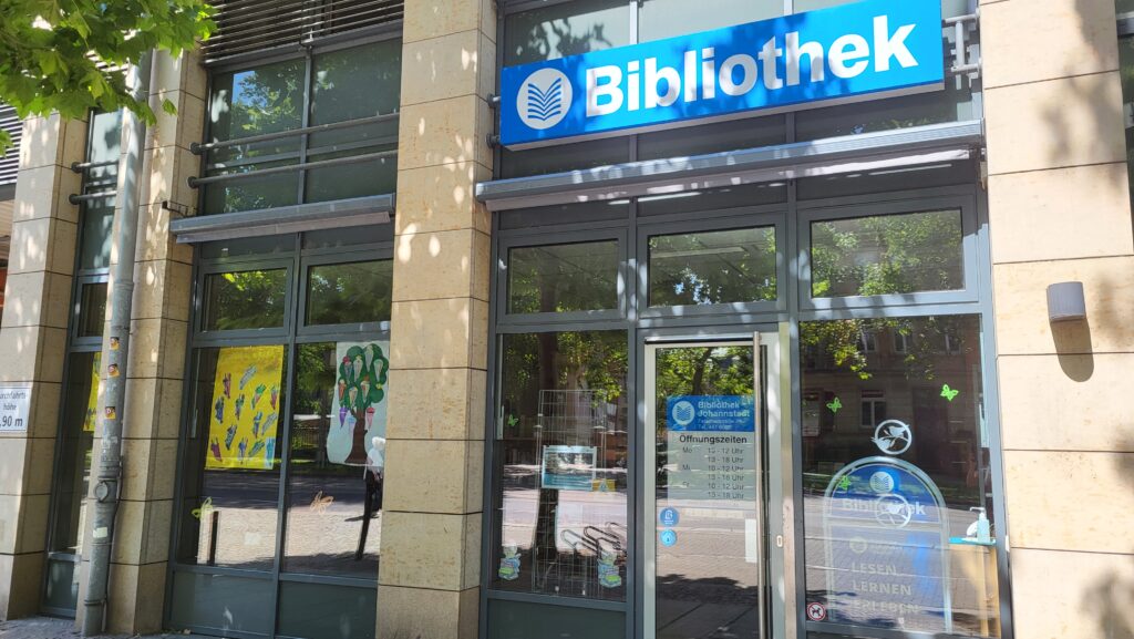 Eingangsbereich der Bibliothek am alten Standort.