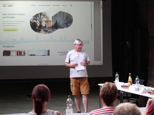 Vorstellung des Projektes "Umbau und Modernisierung der Internetplattform johannstadt.de" durch Gerd Gottwald bei der 6. Sitzung des Dritten Stadtteilbeirats Johannstadt am 18.6.2025 im Jugendzentrum Jugendkirche (Foto: Bertil Kalex)
