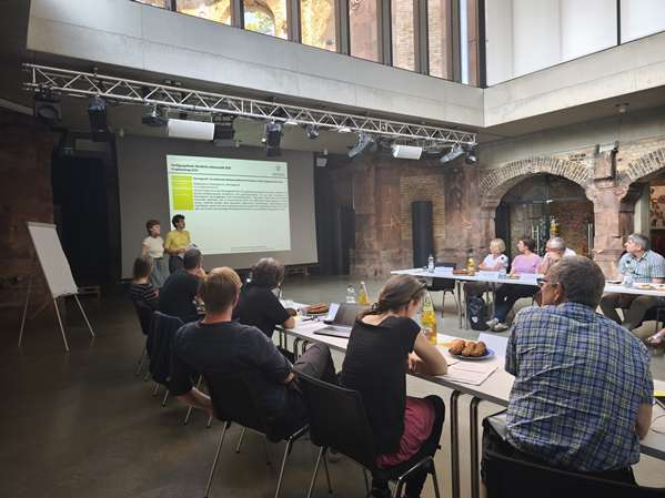 Zwei Mitglieder des Dienstagstreff stellen ihren Projektantrag im Stadtteilbeirat vor.