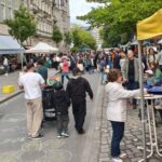 Viele Mensche laufen über das Bönischplatzfest 2025